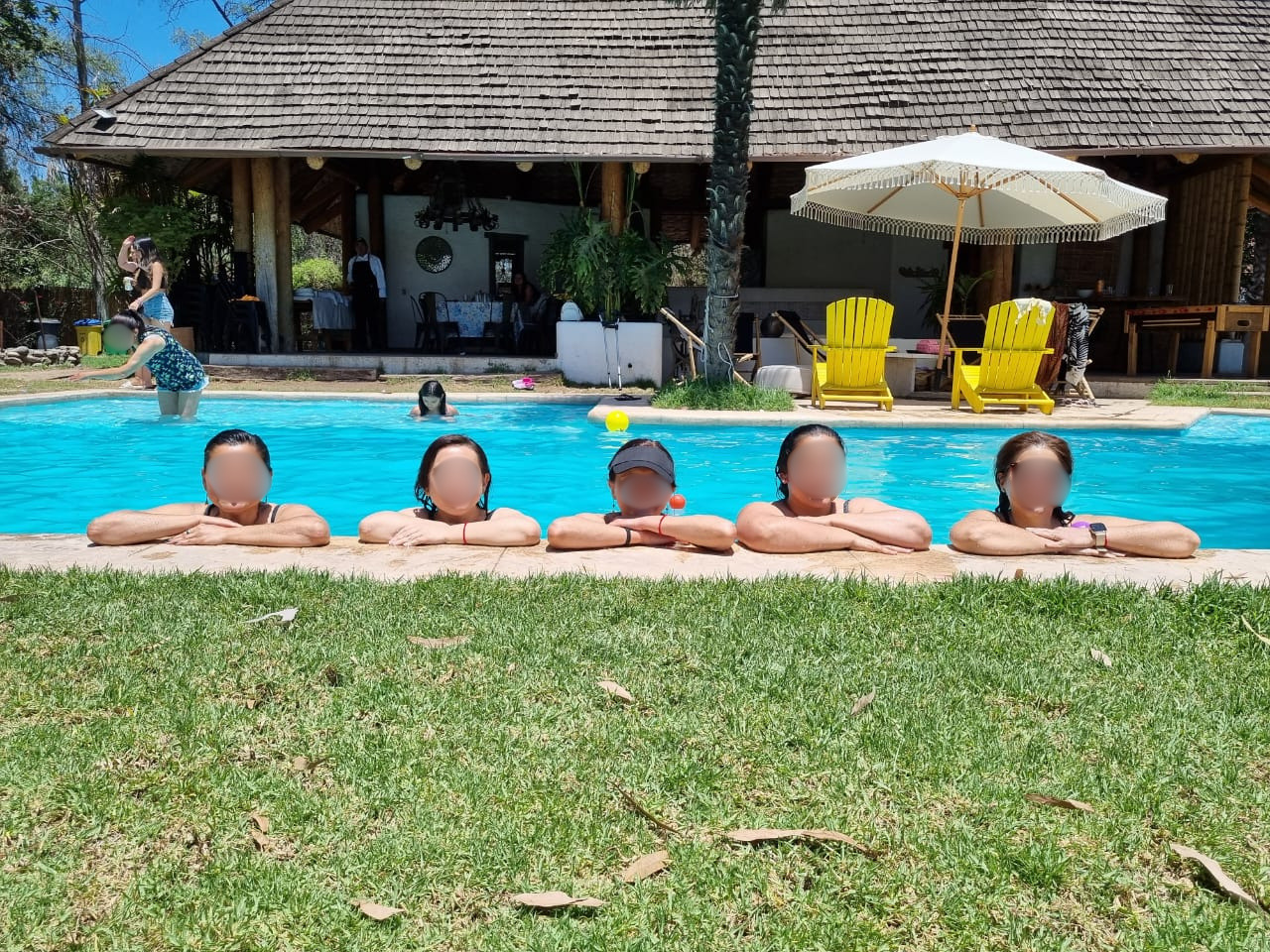 Equipo disfrutando de la piscina en un evento de empresa