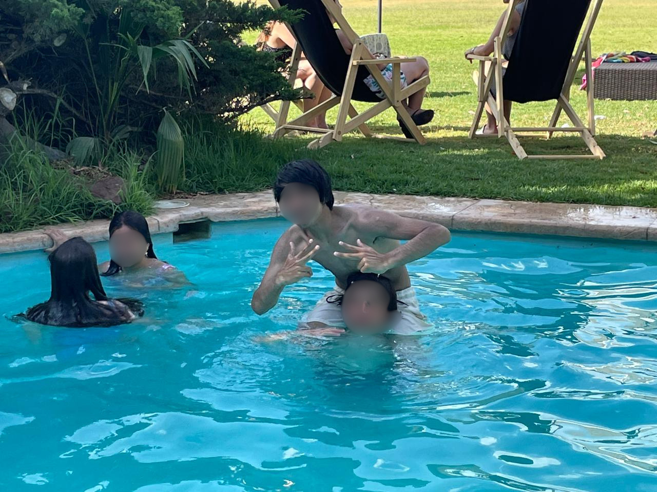 Alumnos disfrutando de la piscina
