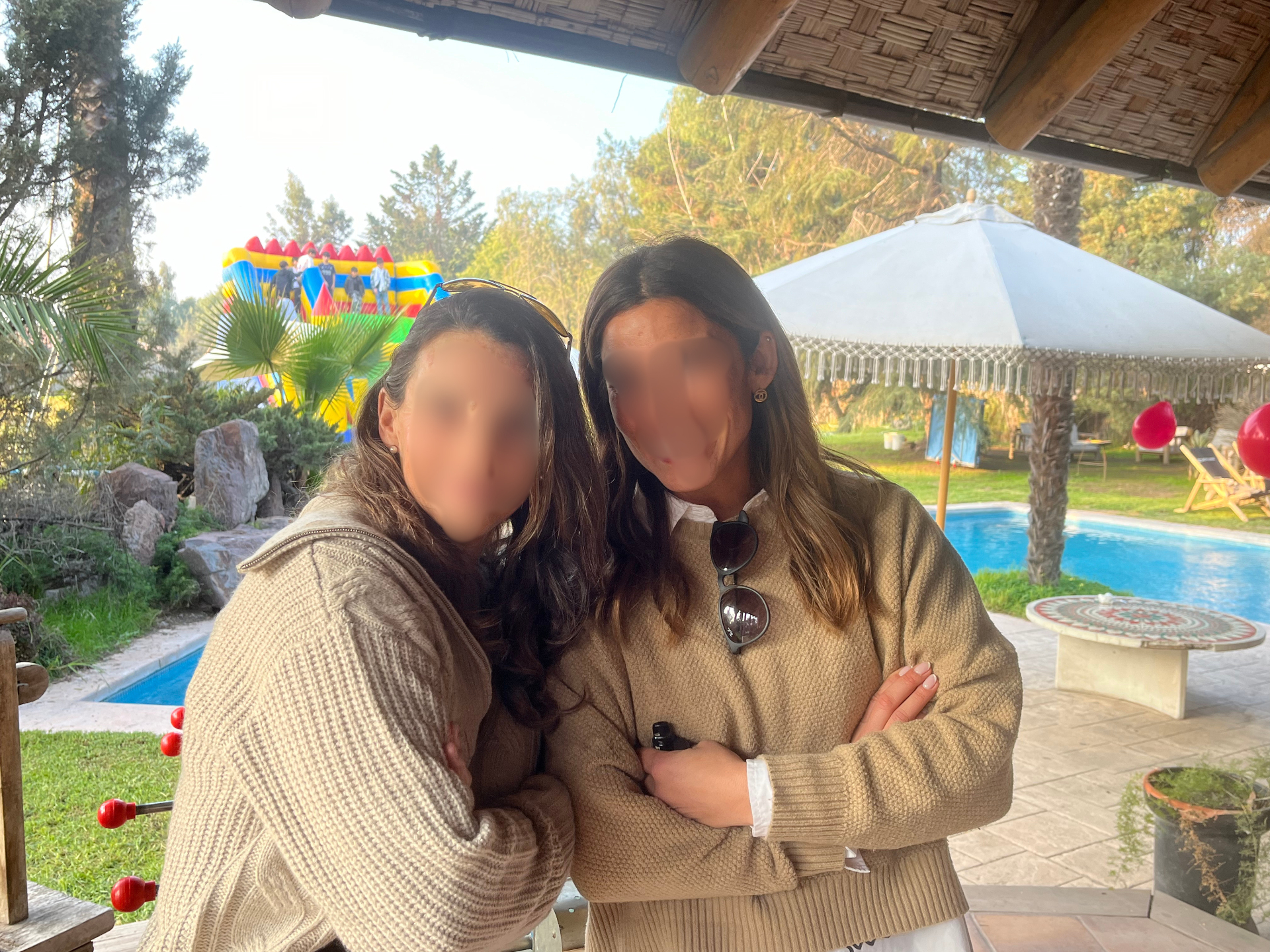 Amigas disfrutando junto a la piscina