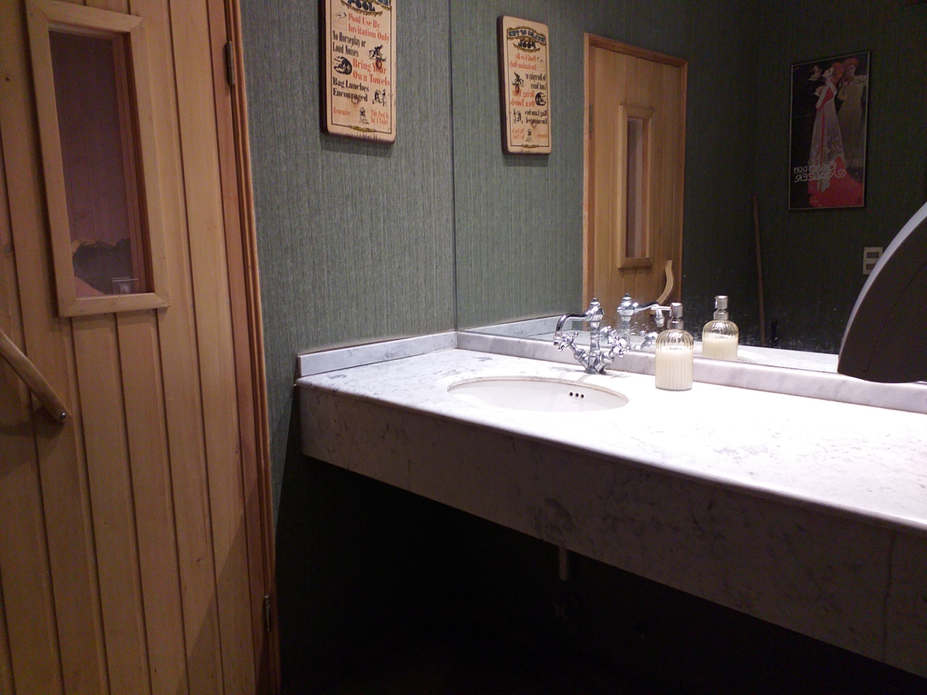 Baño de Casaquince con mesón de mármol