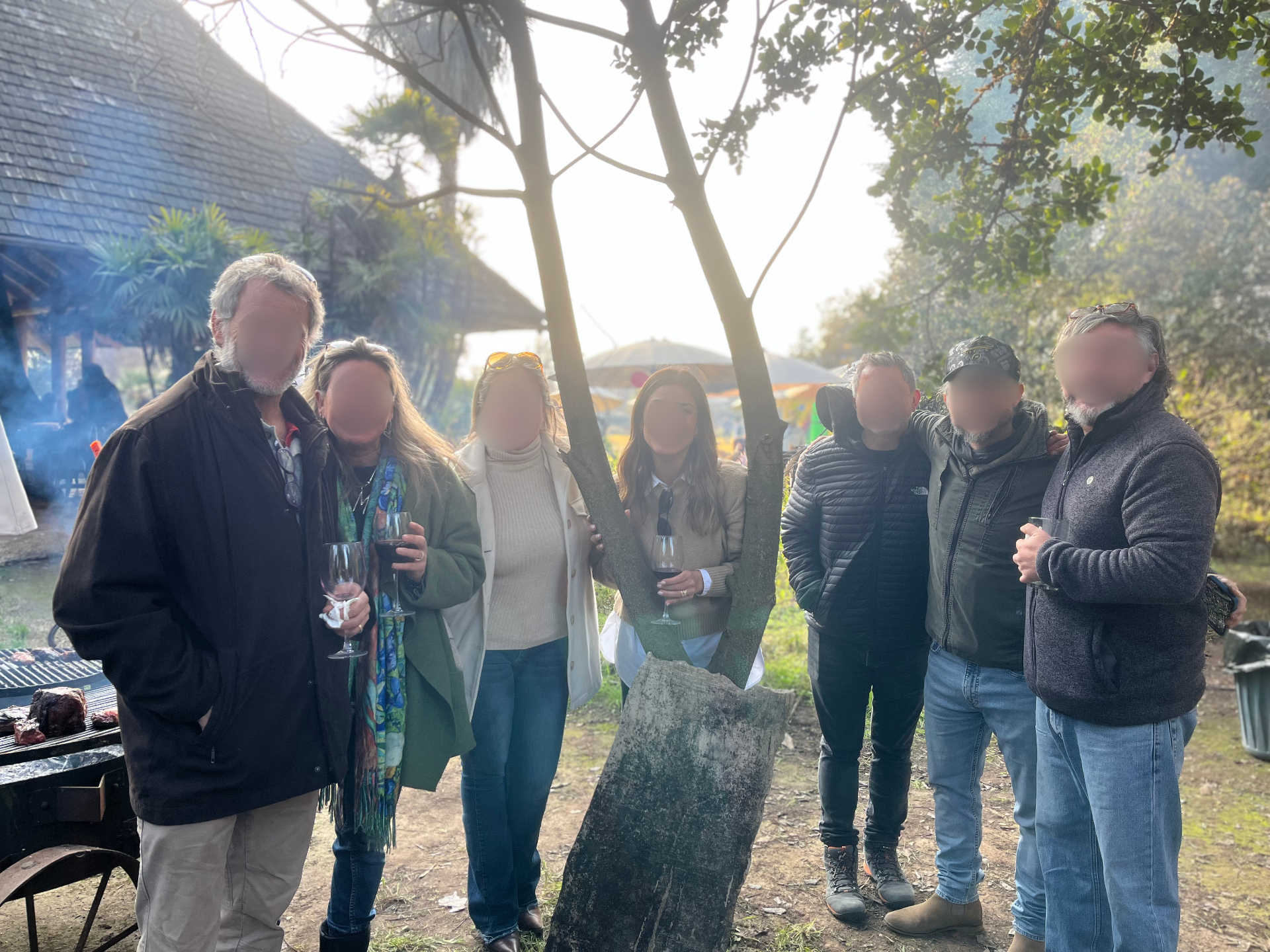 Familia y amigos compartiendo junto a la parrilla