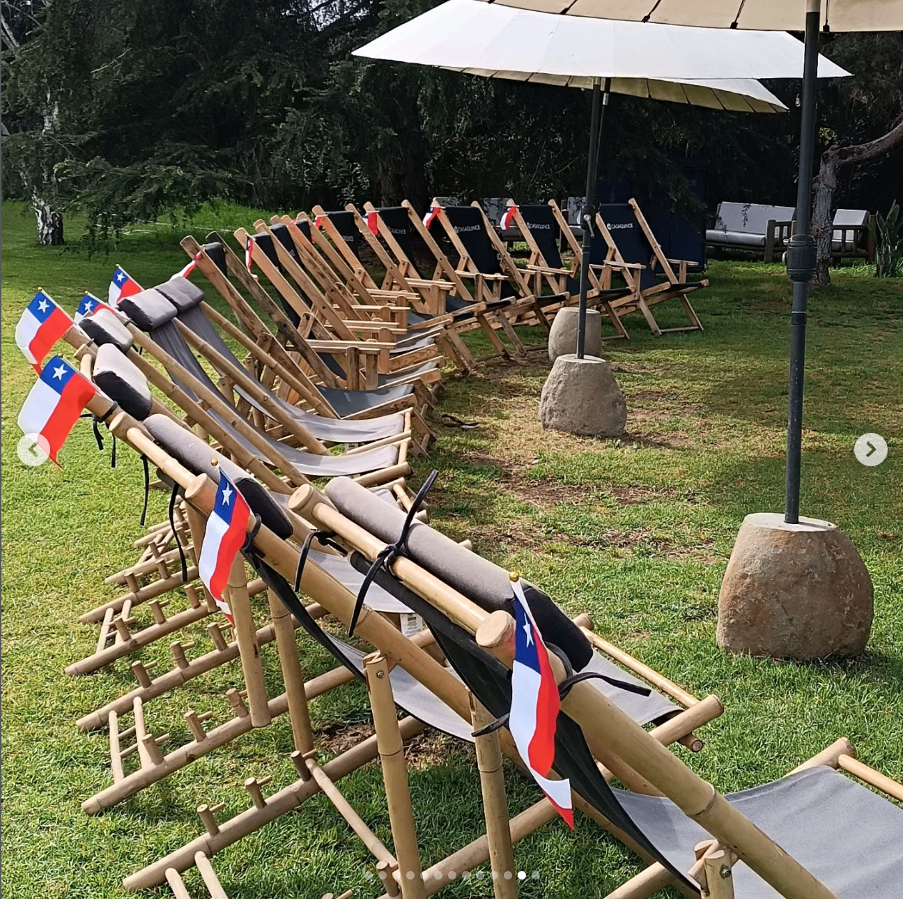 Reposeras con banderas chilenas para celebración de empresa