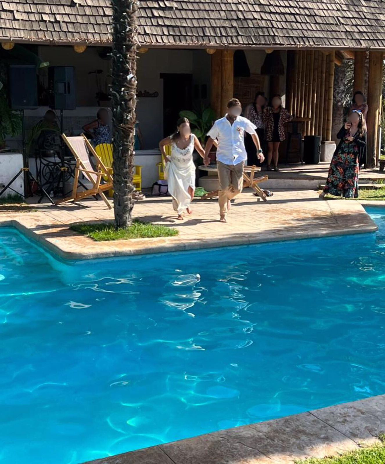 Novios junto a la piscina