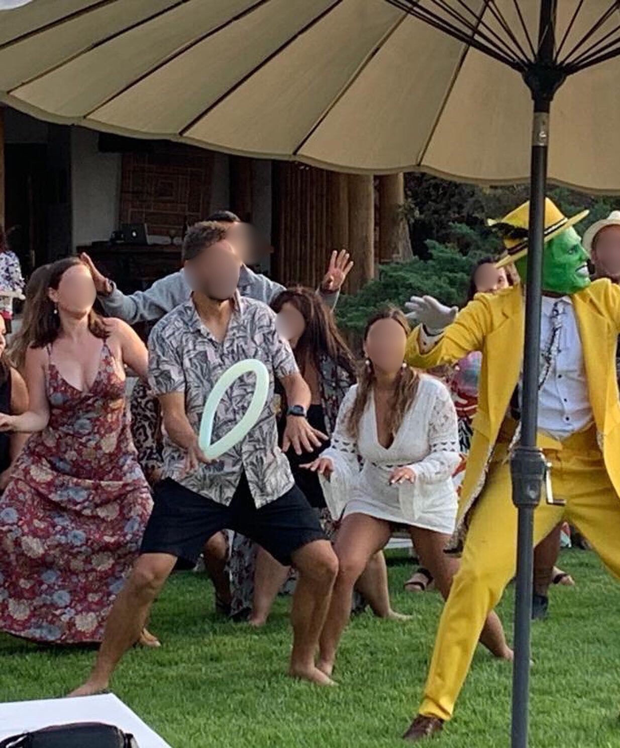 Celebración con invitados bajo quitasol