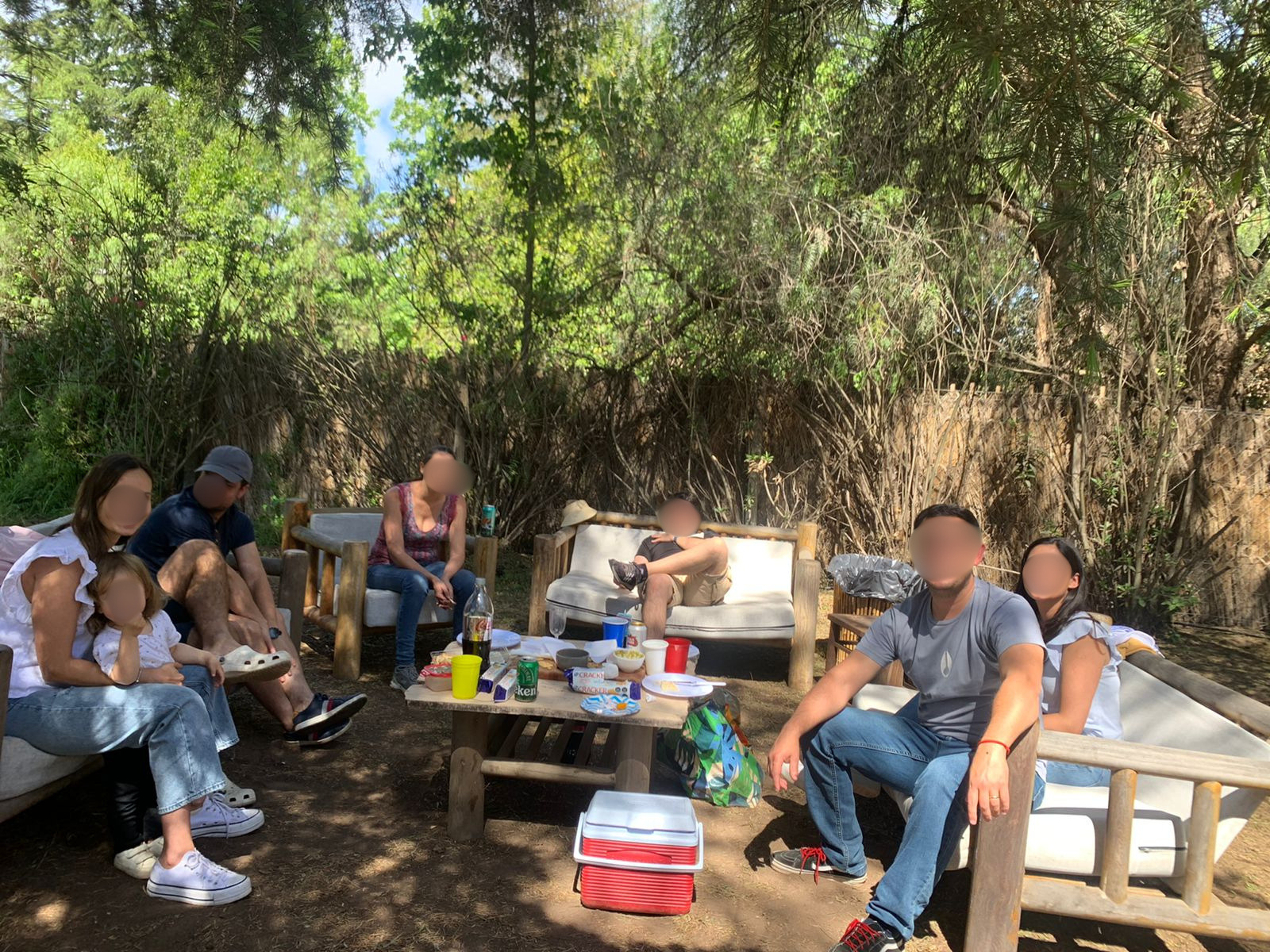 Familia y amigos compartiendo en el quincho al aire libre