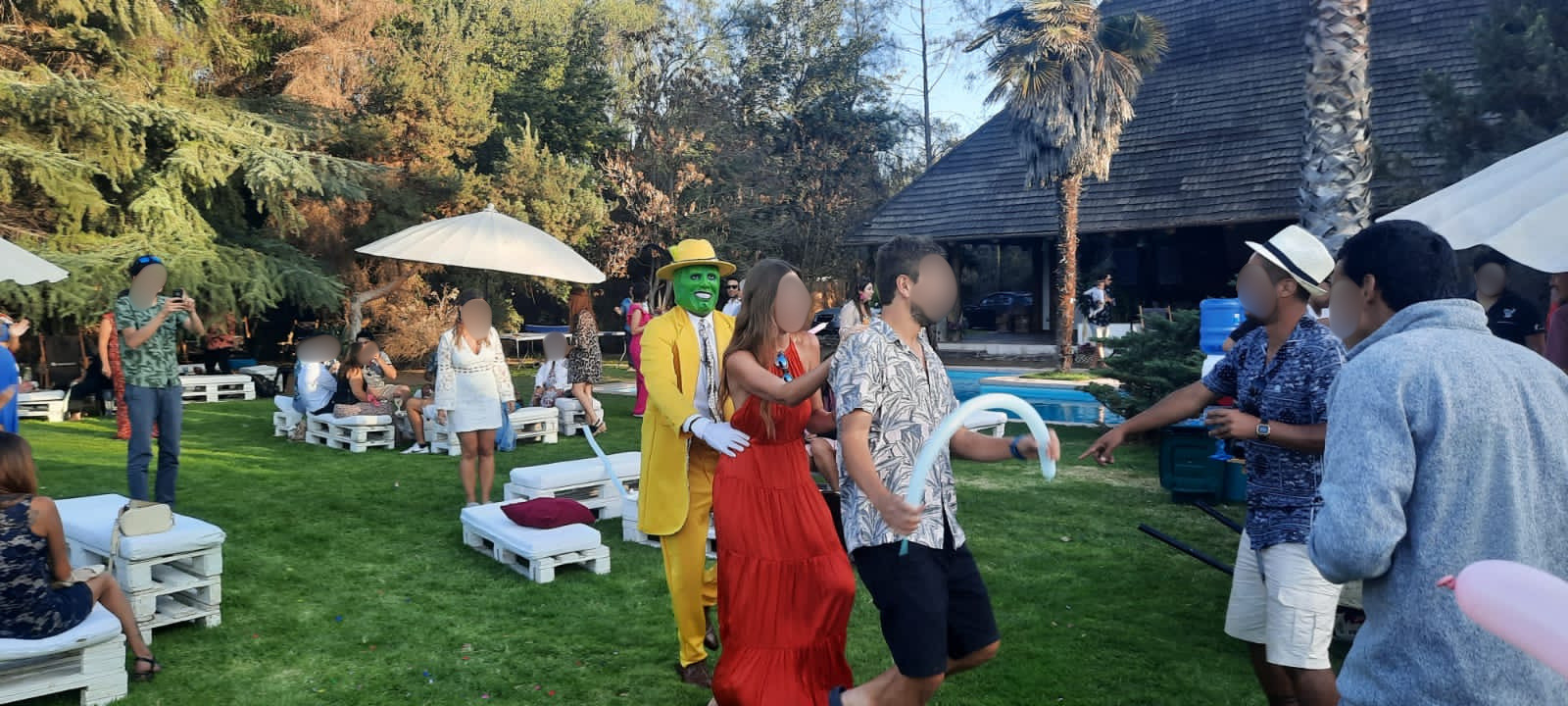 Invitados bailando en el jardín