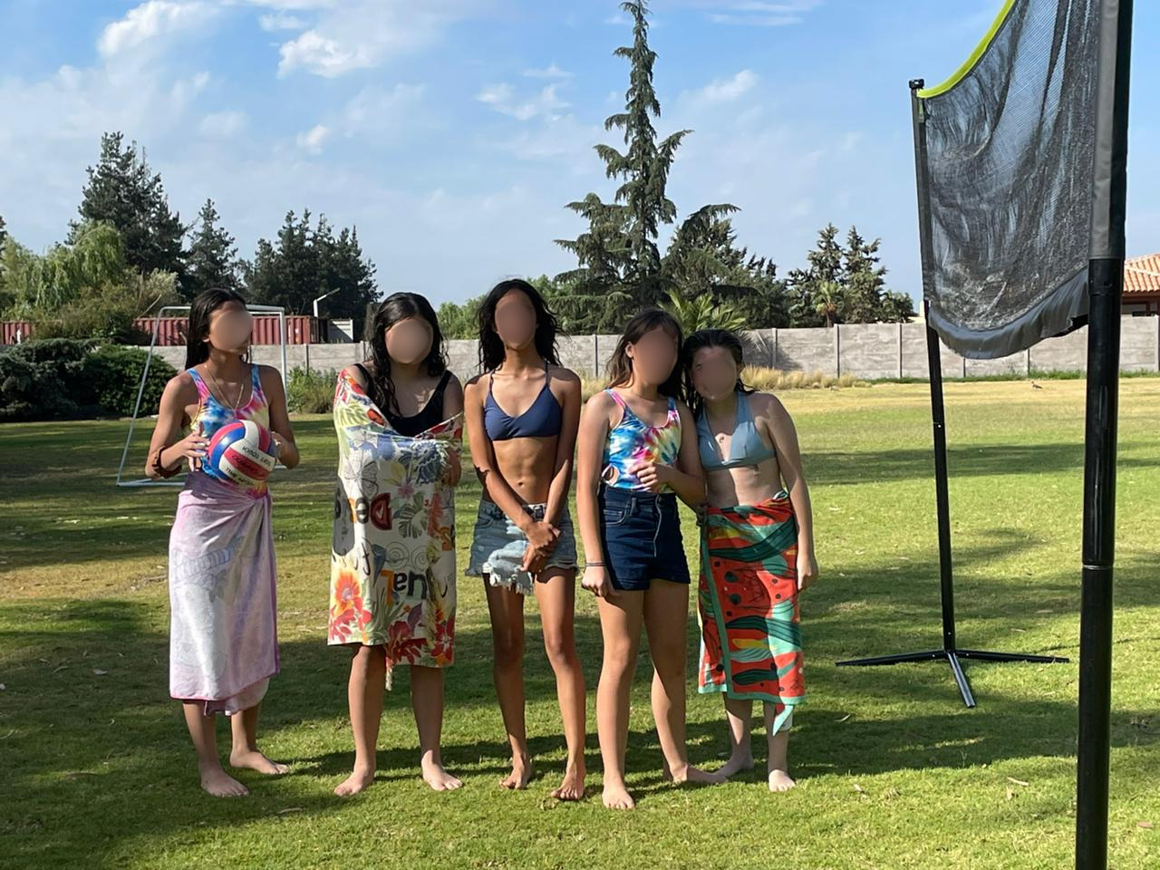 Grupo de alumnas en el jardín