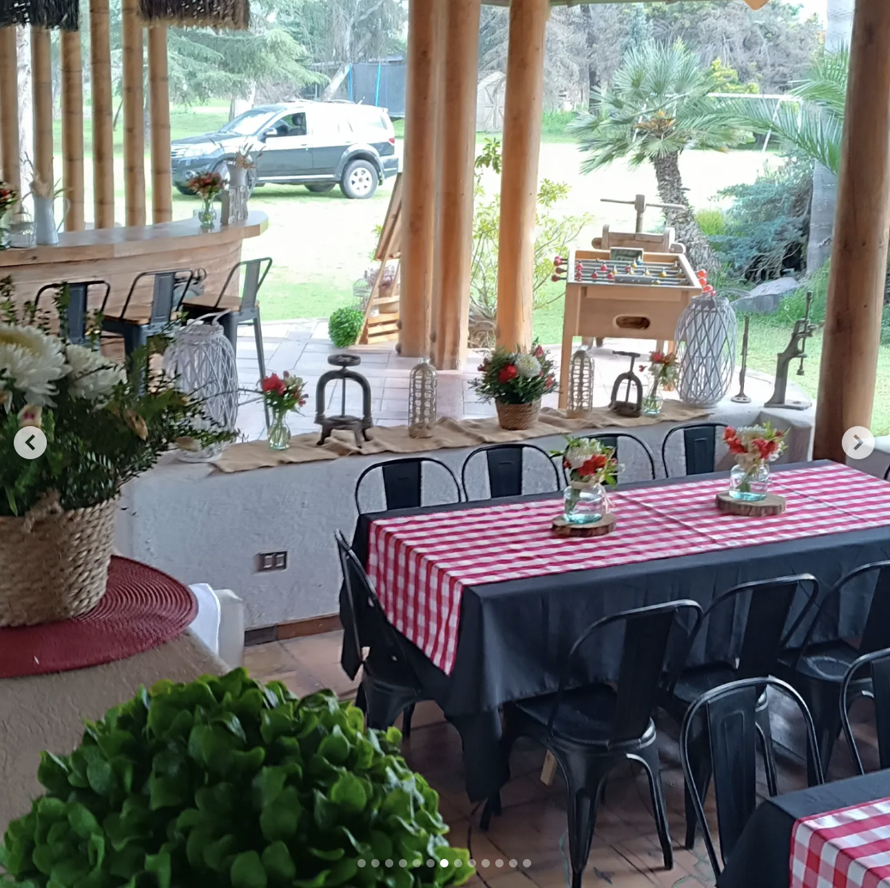 Mesas montadas para almuerzo corporativo en el quincho