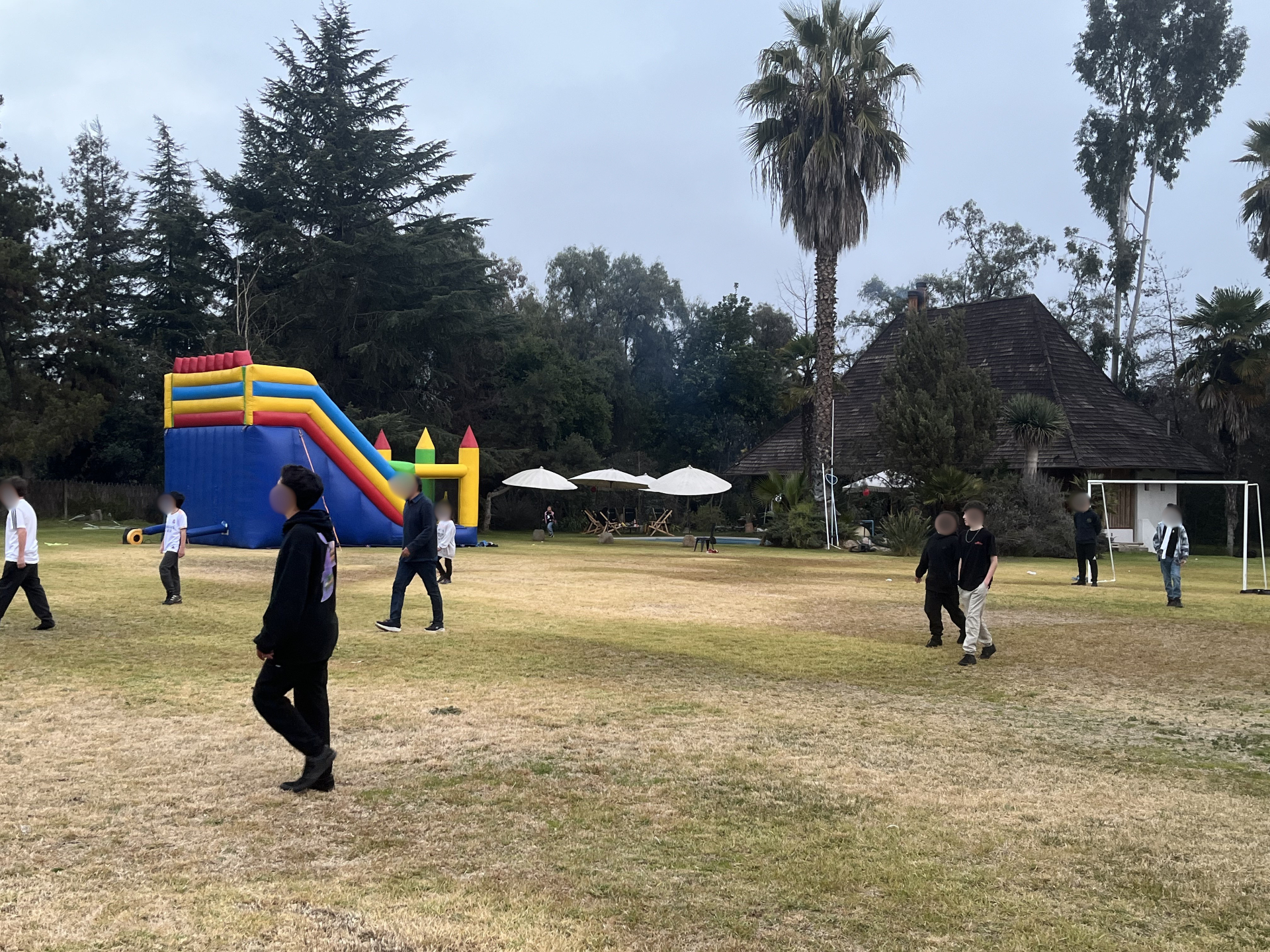 Niños jugando fútbol en el jardín de Casaquince