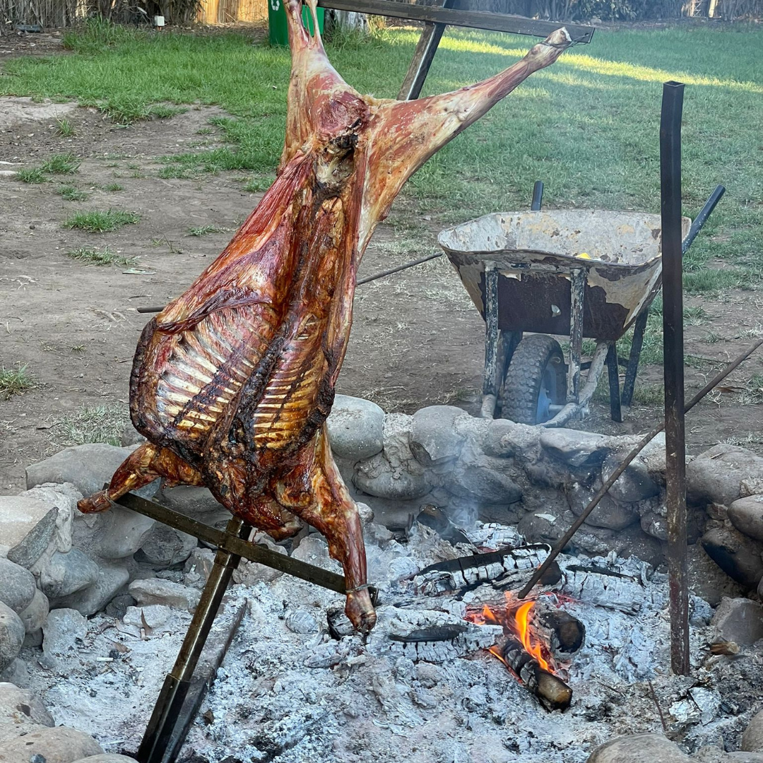 Cordero al palo asándose en el fogón de Casaquince