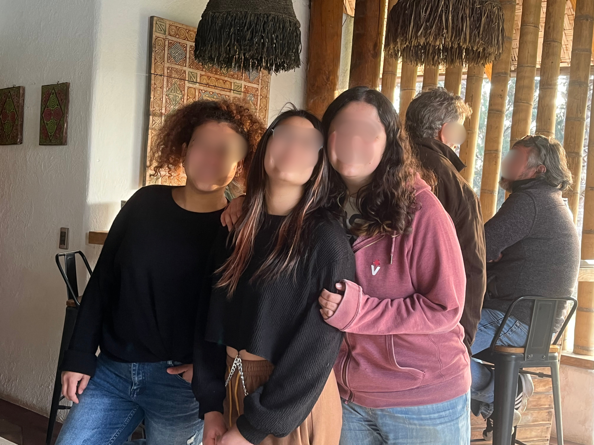 Grupo de amigas dentro del quincho