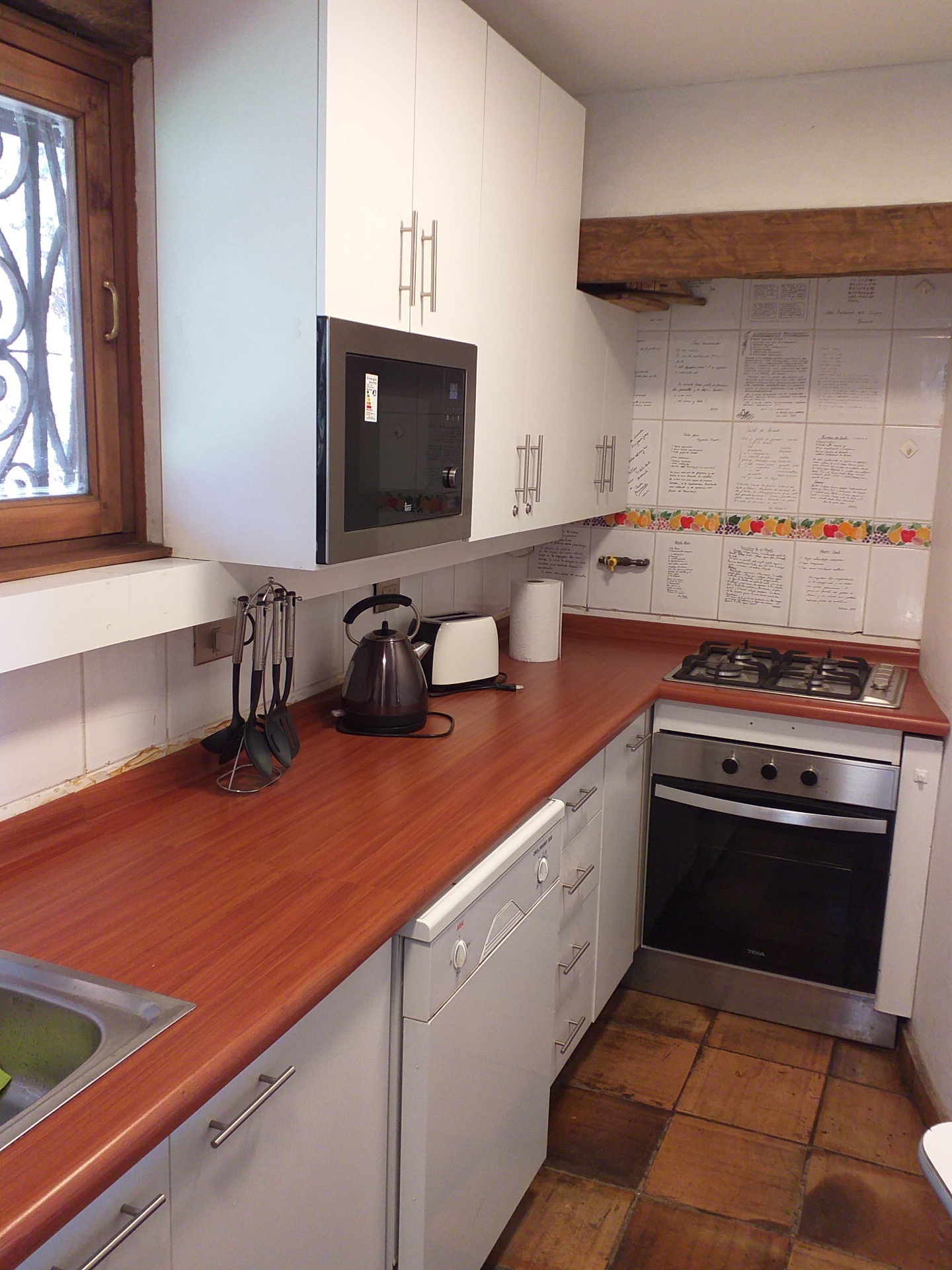 Cocina equipada de Casaquince con horno, encimera y utensilios