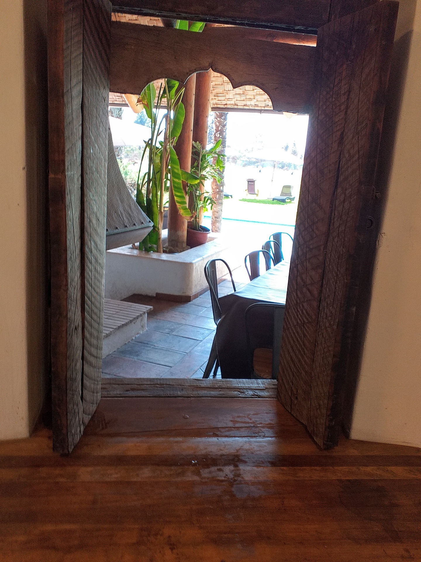 Vista desde la cocina hacia el quincho y la piscina