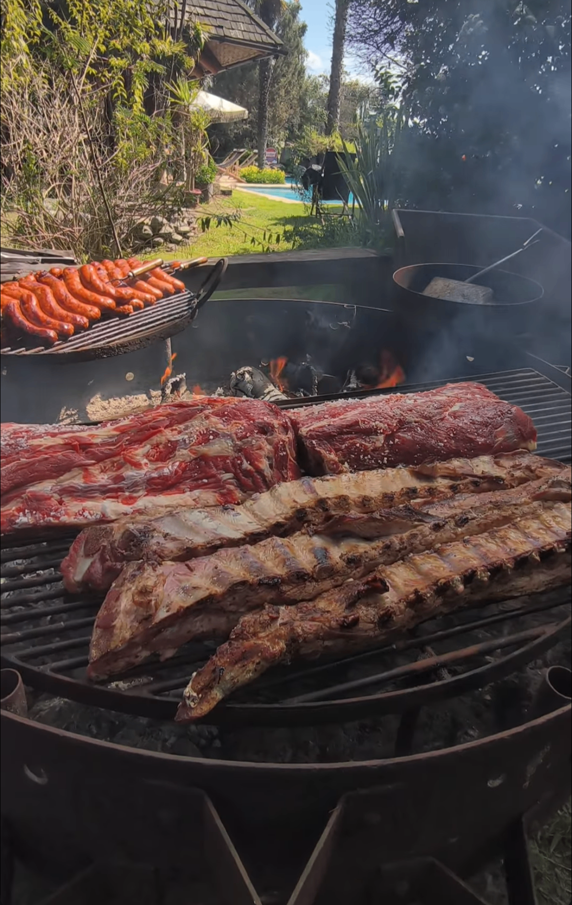 Costillar y longanizas en la parrilla de Casaquince
